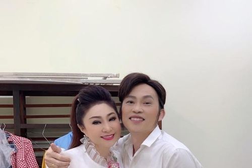 Danh hài Hoài Linh tươi rói lộ diện cùng Thoại Mỹ