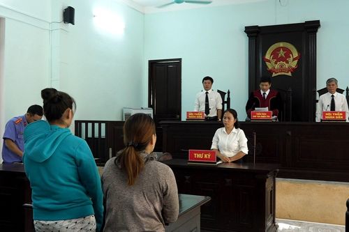Con dâu kéo theo mẹ chồng đi đánh ghen, làm nhục 'bạn gái' của chồng