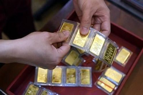 Giá vàng lao dốc, giảm 700.000 đồng/lượng