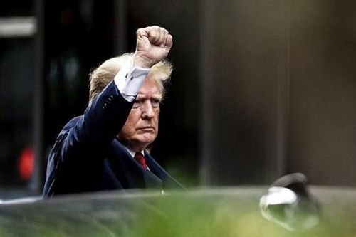 Cựu Tổng thống Mỹ Donald Trump nói bị FBI thu giữ 3 hộ chiếu