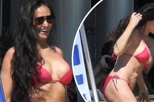 Demi Moore 60 tuổi vẫn quyến rũ khó cưỡng với bikini bé xíu