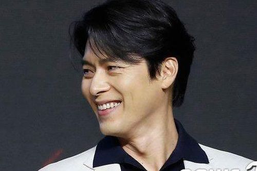 Khoảnh khắc Hyun Bin cười ngại ngùng khi được chúc mừng sắp lên chức bố gây 'sốt'