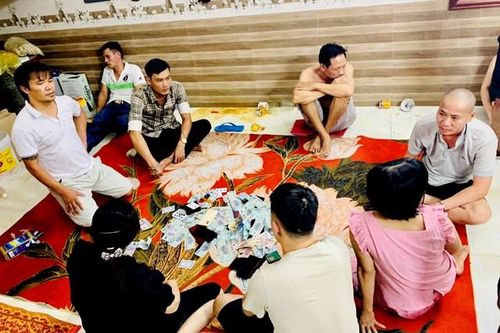 Bắt xới bạc xét lý lịch người chơi, tiền ngổn ngang trên chiếu