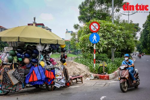 Đường đi bộ ven sông Tô Lịch thành nơi bán trà đá, tập kết hàng rong, rác thải