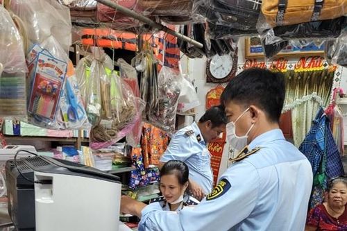 Thu giữ sách giáo khoa tiếng Anh các khối không có nguồn gốc hợp pháp