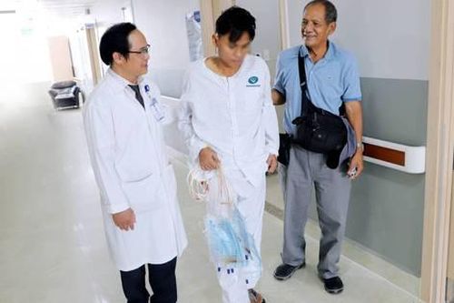 Giải thoát nỗi ám ảnh phải 'đeo túi nước tiểu bên hông suốt đời' cho bệnh nhân ung thư bàng quang