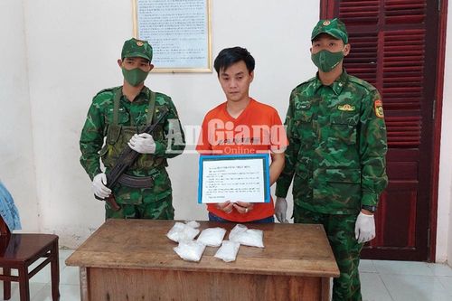 Bộ đội Biên phòng An Giang bắt giữ gần 1kg ma túy