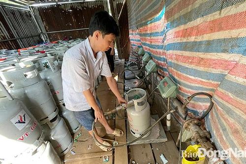 Đột kích 'xưởng' sang chiết gas trái phép