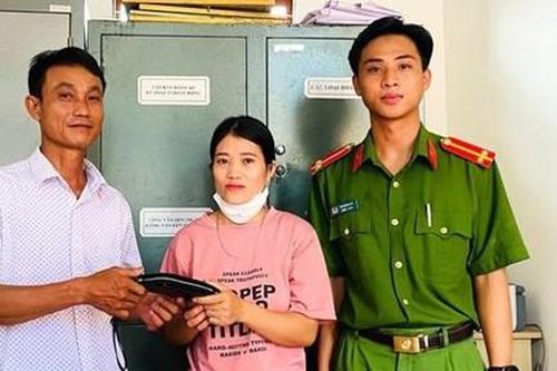 Người đàn ông nhặt được ví tiền có 50 triệu đồng, nhờ Công an trả lại 'khổ chủ'