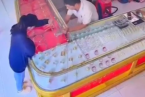 Cô gái đeo thử 2 chiếc nhẫn vàng rồi bỏ chạy