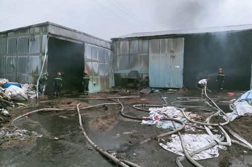 Xưởng gỗ hàng trăm mét vuông ở Hải Phòng cháy rụi lúc rạng sáng
