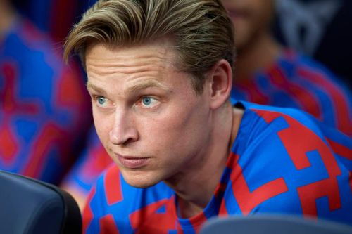 Lineker: 'Barca đối xử với De Jong như miếng thịt'