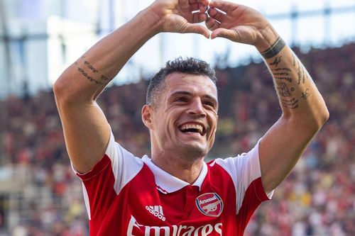 Arsenal hồi sinh nhờ tránh vết xe đổ của MU