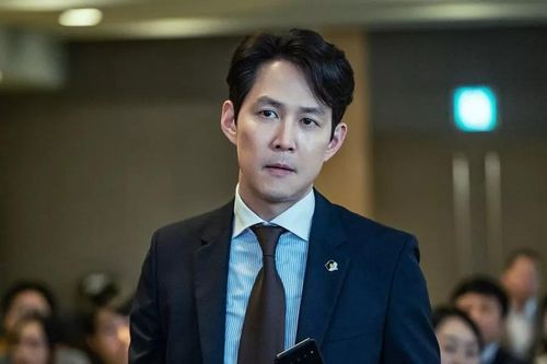 Lee Jung Jae không phẫu thuật dù bị chấn thương trong 2 năm