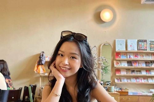 Nhiều người trẻ quen với việc ăn tối một mình