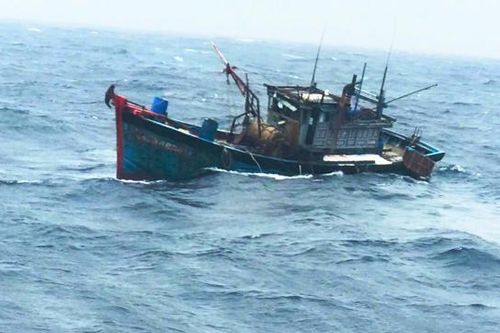 43 ngư dân thoát chết sau khi va chạm với tàu nước ngoài