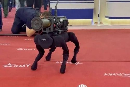 Nga trình làng chó robot mang vũ khí, nhắm chính xác mục tiêu