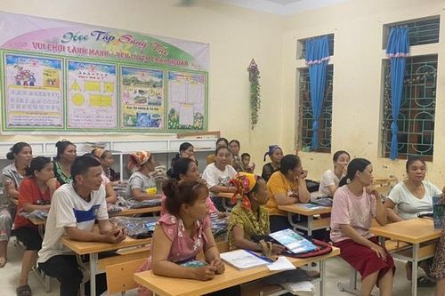 Đưa chữ đến bản đuổi cái nghèo