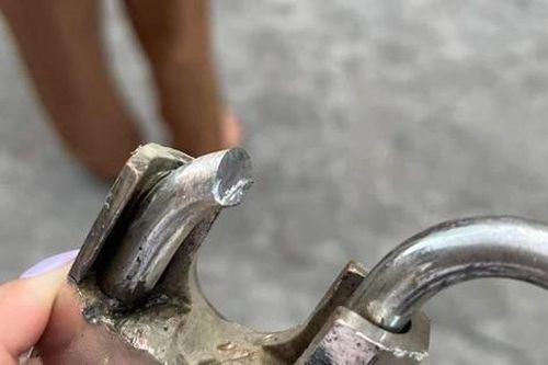 Ngủ dậy, hàng chục hộ dân tá hỏa thấy ổ khóa cứng ngắc vì bị đổ keo