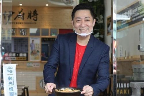 Ca sĩ Ngải Thành ngã ở ga tàu điện ngầm, qua đời ở tuổi 40