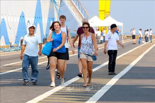 Cần chính sách visa cởi mở hơn để thu hút du khách quốc tế đến Việt Nam