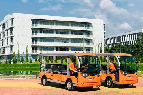 Trải nghiệm campus đi mỏi chân không hết, giảng đường nhìn ra hồ sen, KTX nằm giữa đồi thông lãng mạn của SV ĐH FPT
