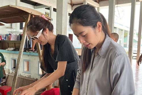 Hậu Miss World Vietnam, Nam Em để mặt mộc, ăn vận giản dị đi làm thiện nguyện