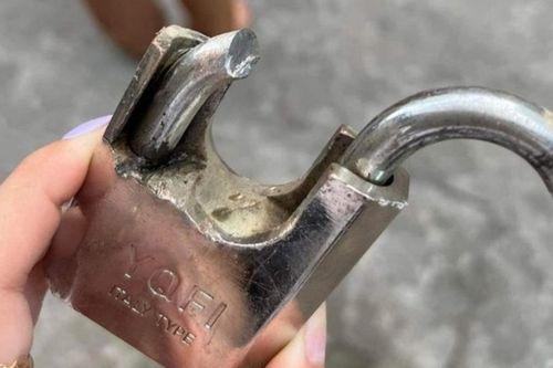 Thức dậy, hàng loạt hộ dân tá hỏa khi thấy ổ khóa bị làm điều này
