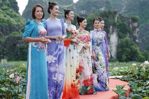 Mang tình yêu hoa vào tà áo dài