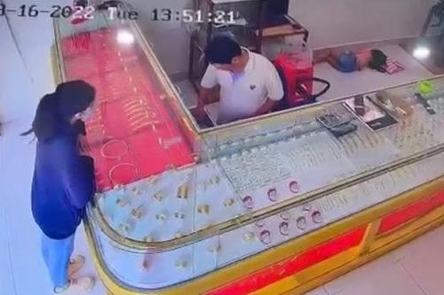 Vờ mua nhẫn vàng, đeo thử vào tay rồi... biến