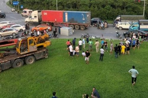 Hà Nội: Xe cẩu mất lái gây tai nạn, 1 người tử vong