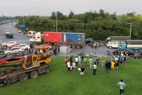 Xe cẩu 'điên' tông hàng loạt ôtô, xe máy khiến hai người thương vong