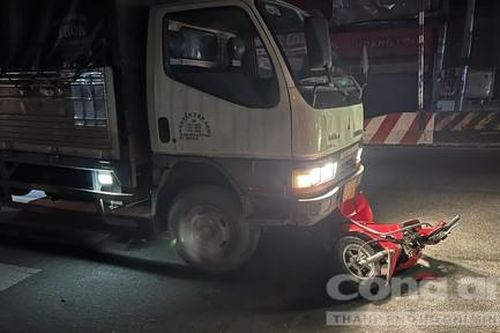 Bị xe tải kéo lê trên QL1K không có đèn đường, một phụ nữ nguy kịch