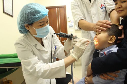 Trẻ chảy máu cam, nên ngửa đầu lên hay cúi xuống để cầm máu?