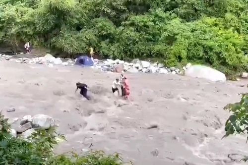 Nước lũ chảy xiết ở Trung Quốc, nhiều du khách bị mắc kẹt