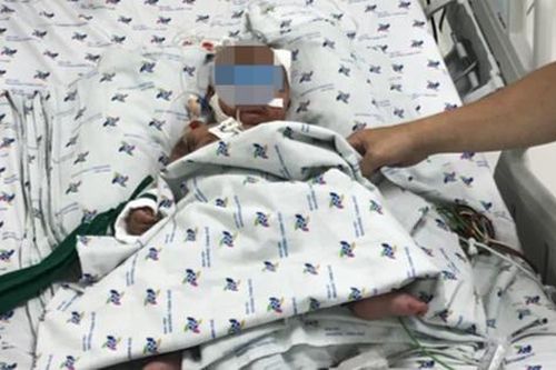 Mẹ cho uống sữa pha bằng nước sông, bé gái 3 tháng tuổi nhiễm giun nặng