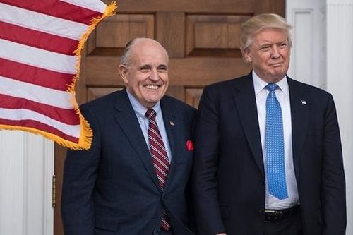 Luật sư của cựu Tổng thống Trump chính thức bị điều tra hình sự