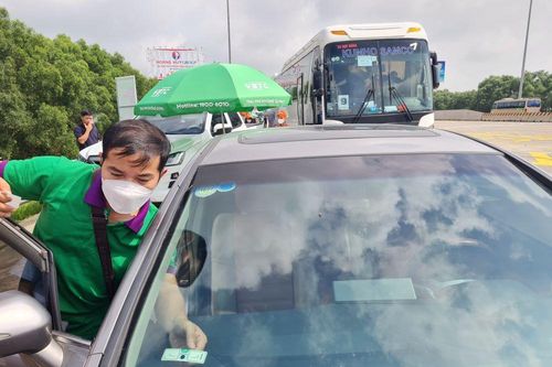 Nhiều lái xe 'tố' tài khoản thu phí không dừng bị VETC trừ tiền 2 lần