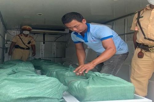 Phát hiện 'bất ngờ' bên trong xe chở hàng lưu thông hướng Bắc - Nam