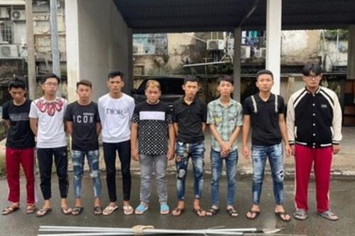 17 thanh niên gây rối chỉ vì 2 nữ sinh mặc áo đầm giống nhau