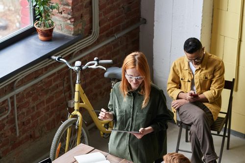 Những quản lý mắc kẹt giữa nhân viên và sếp lớn