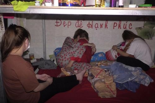 Cảnh sát khám xét nơi ở của 17 gái bán dâm