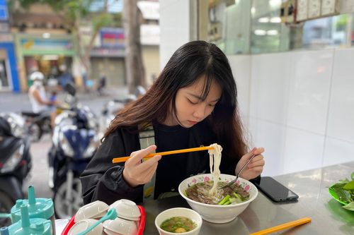 Bữa ăn một mình ở đô thị đông đúc không phải là sự cô đơn
