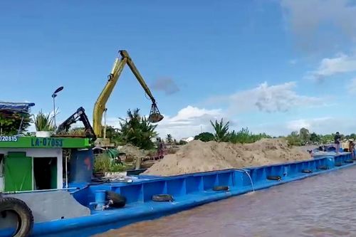 Cảnh sát buộc 15 sà lan chở quá tải trên sông phải hạ tải