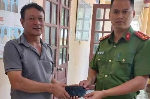 Thượng úy công an trả lại điện thoại iPhone cho người đánh rơi