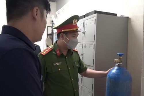 Thu giữ tang vật, xử lý việc sử dụng 'bóng cười' ở bar 80 Mã Mây