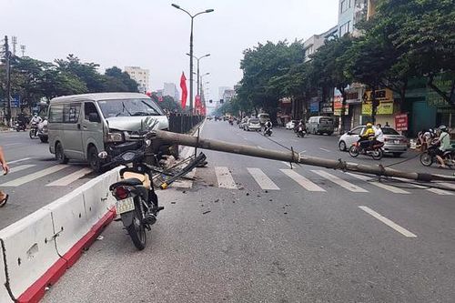 Ôtô tông đổ cột điện trên đường Giải Phóng