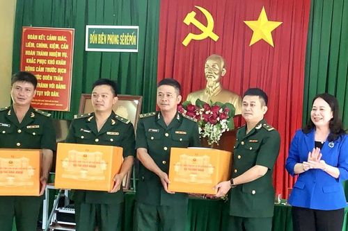 Phó Chủ tịch nước Võ Thị Ánh Xuân thăm, tặng quà một số đơn vị ở Đắk Lắk