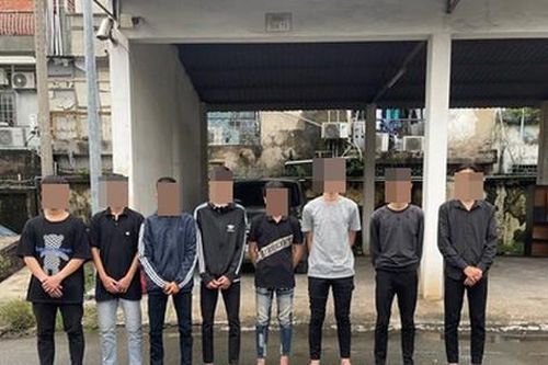 17 đối tượng 'hỗn chiến' vì 2 nữ sinh mặc đầm giống nhau
