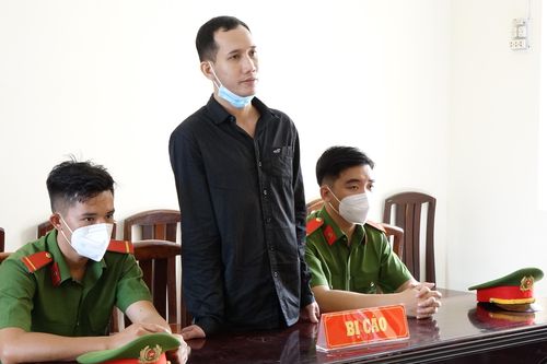 Gã con nuôi trời đánh trút 'mưa dao' lên người bố dượng